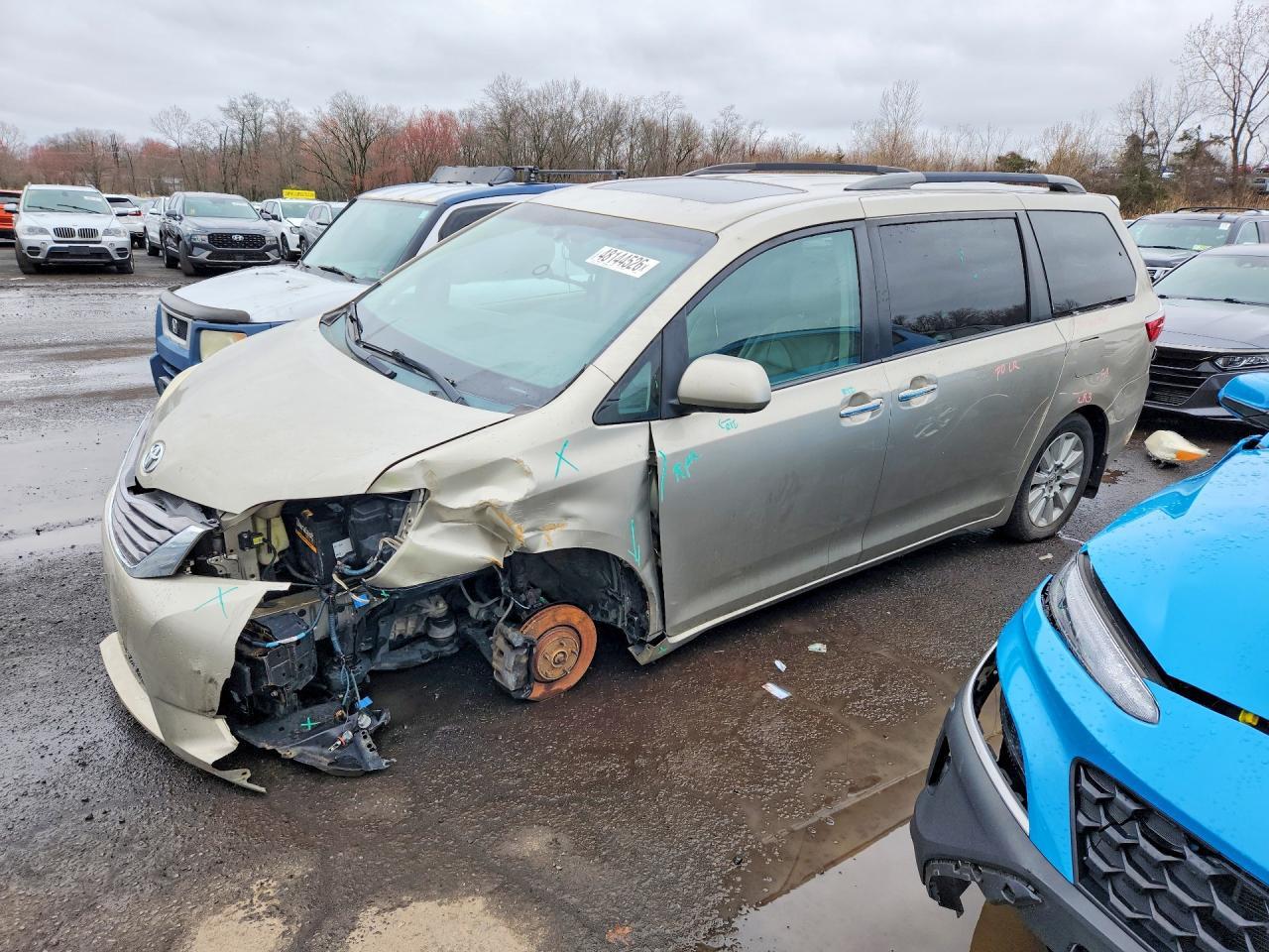 2015 TOYOTA SIENNA
