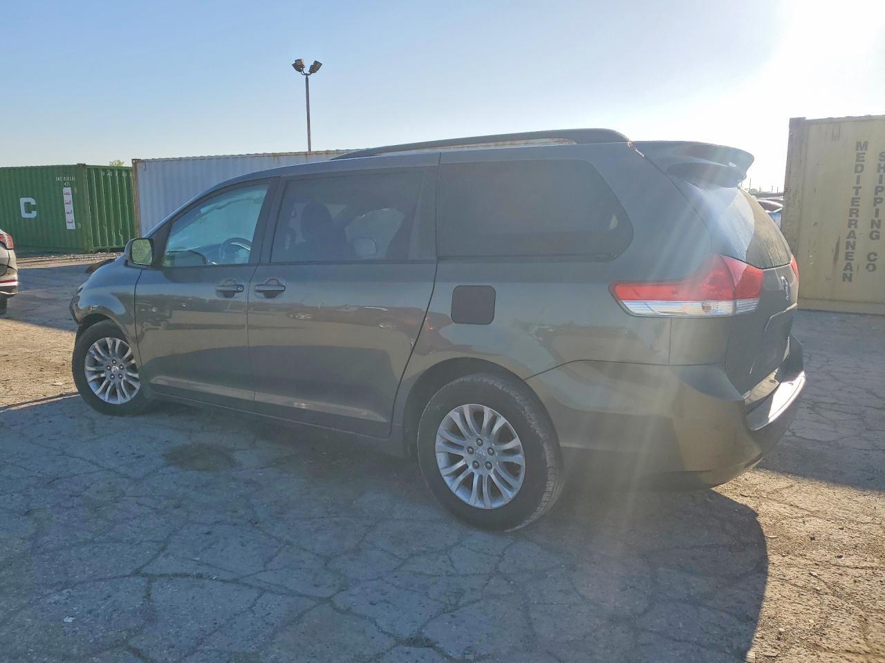 2011 TOYOTA SIENNA