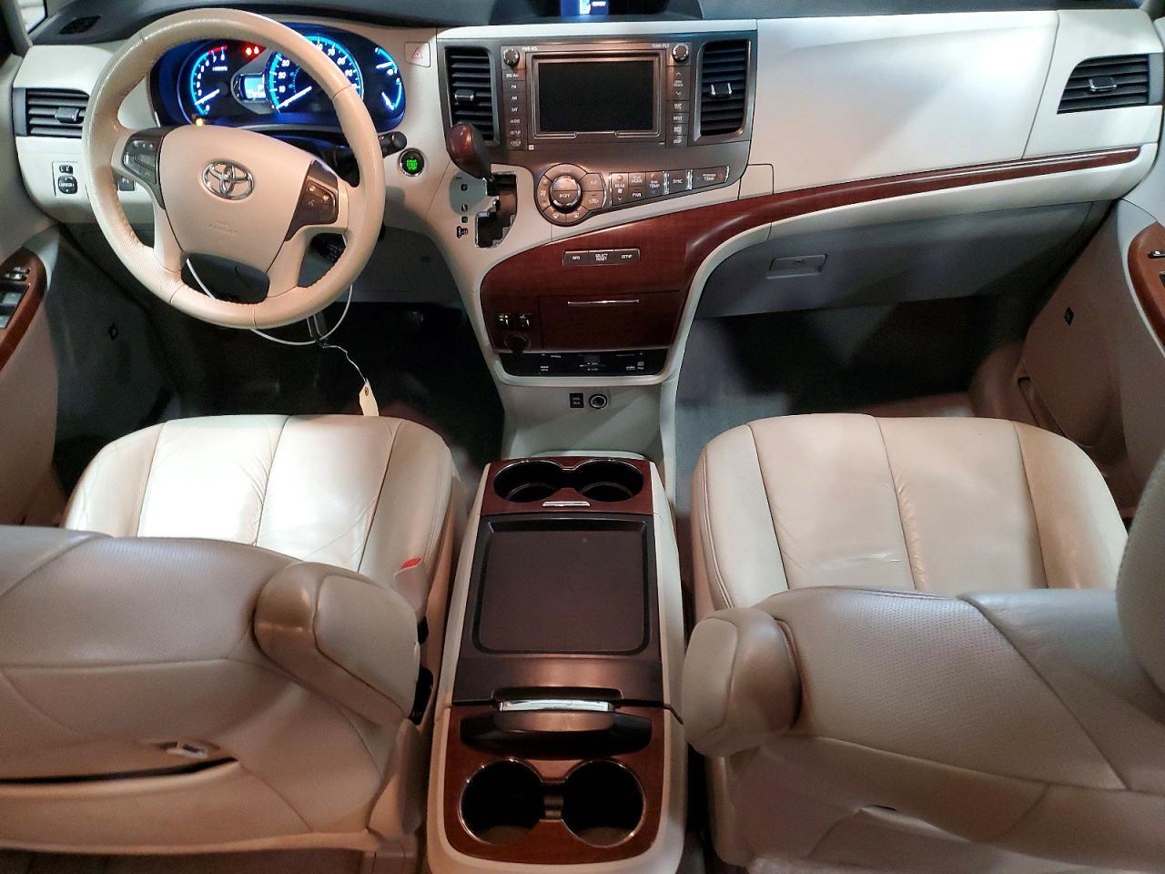 2011 TOYOTA SIENNA