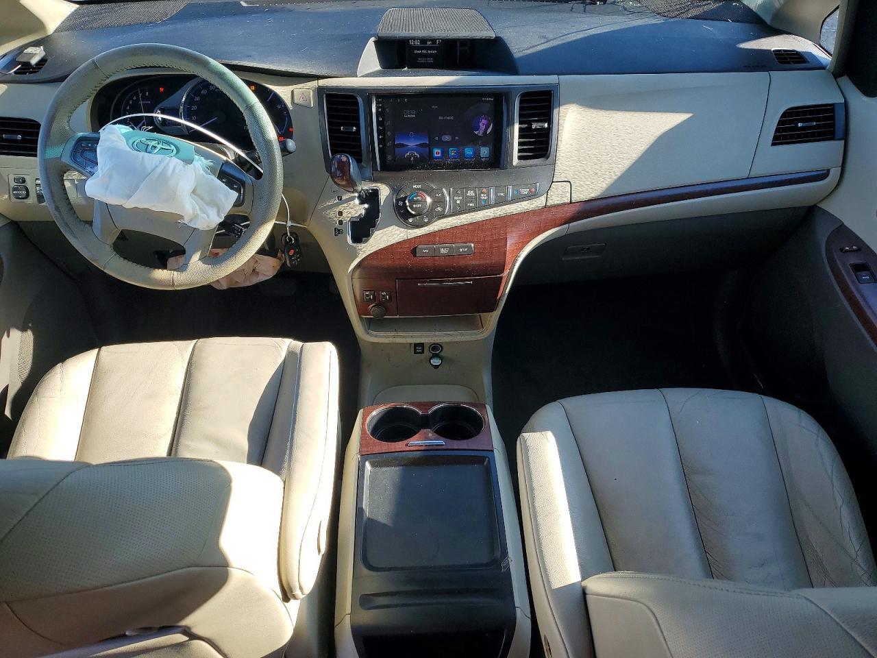 2011 TOYOTA SIENNA