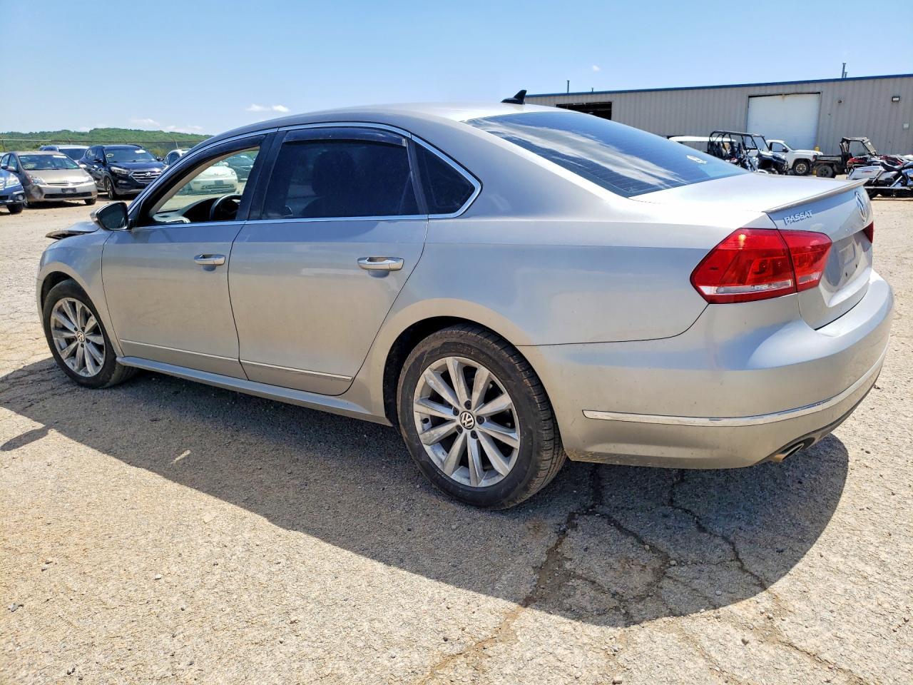 2012 VOLKSWAGEN Passat