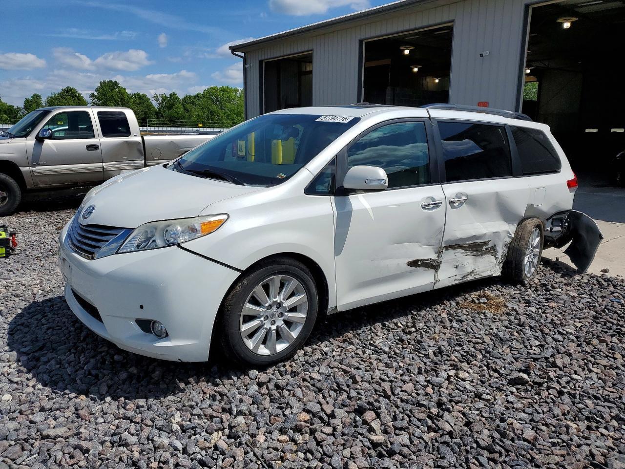2013 TOYOTA Seinna