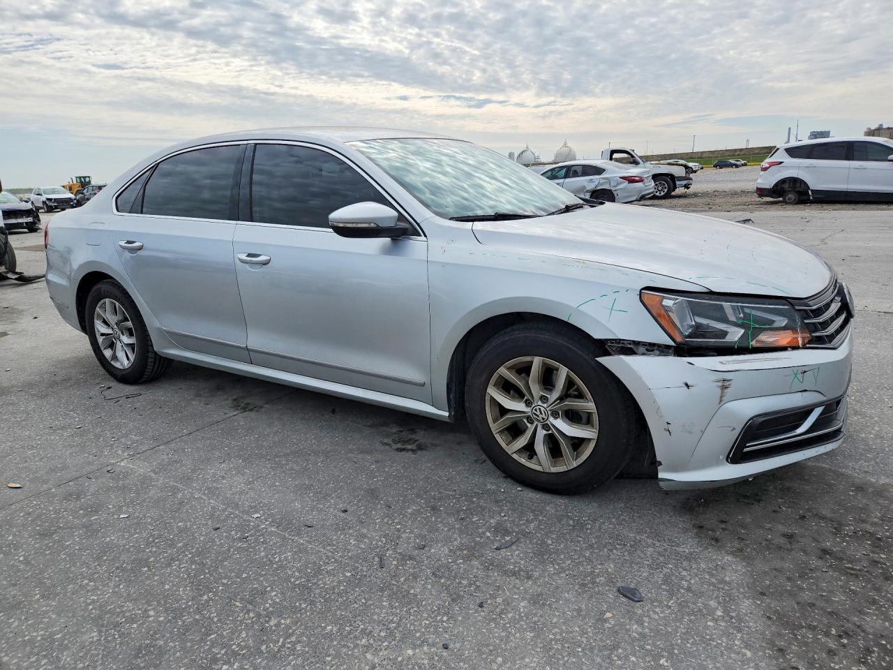 2017 VOLKSWAGEN Passat