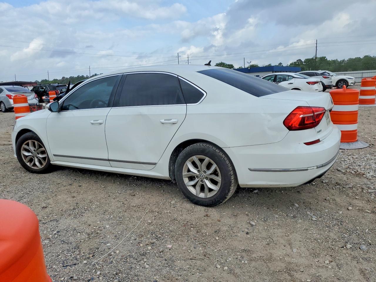 2016 VOLKSWAGEN Passat