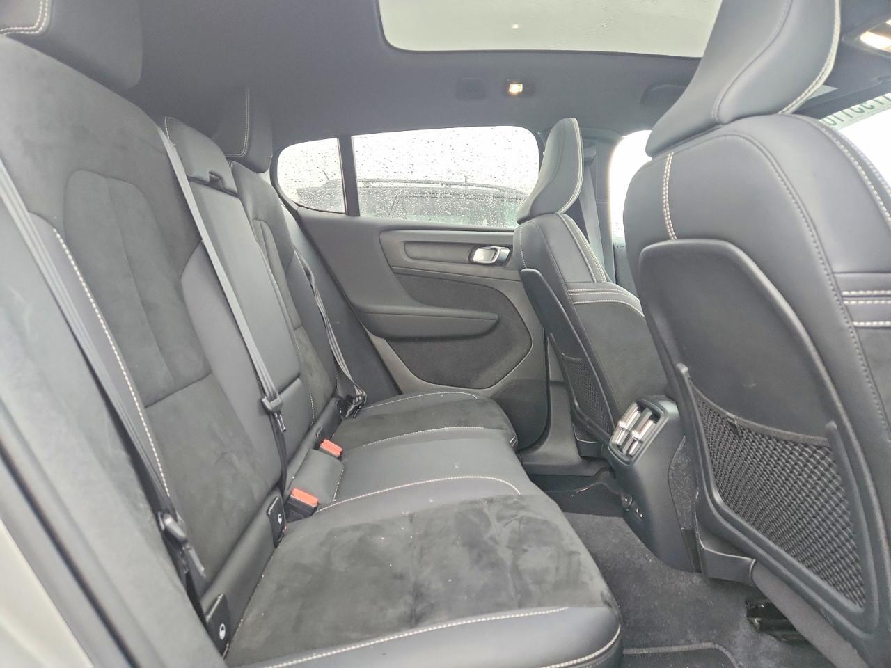 2022 VOLVO C40