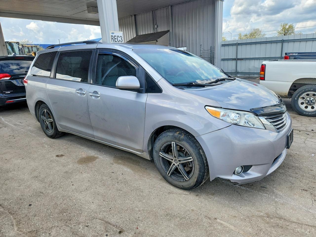 2012 TOYOTA SIENNA