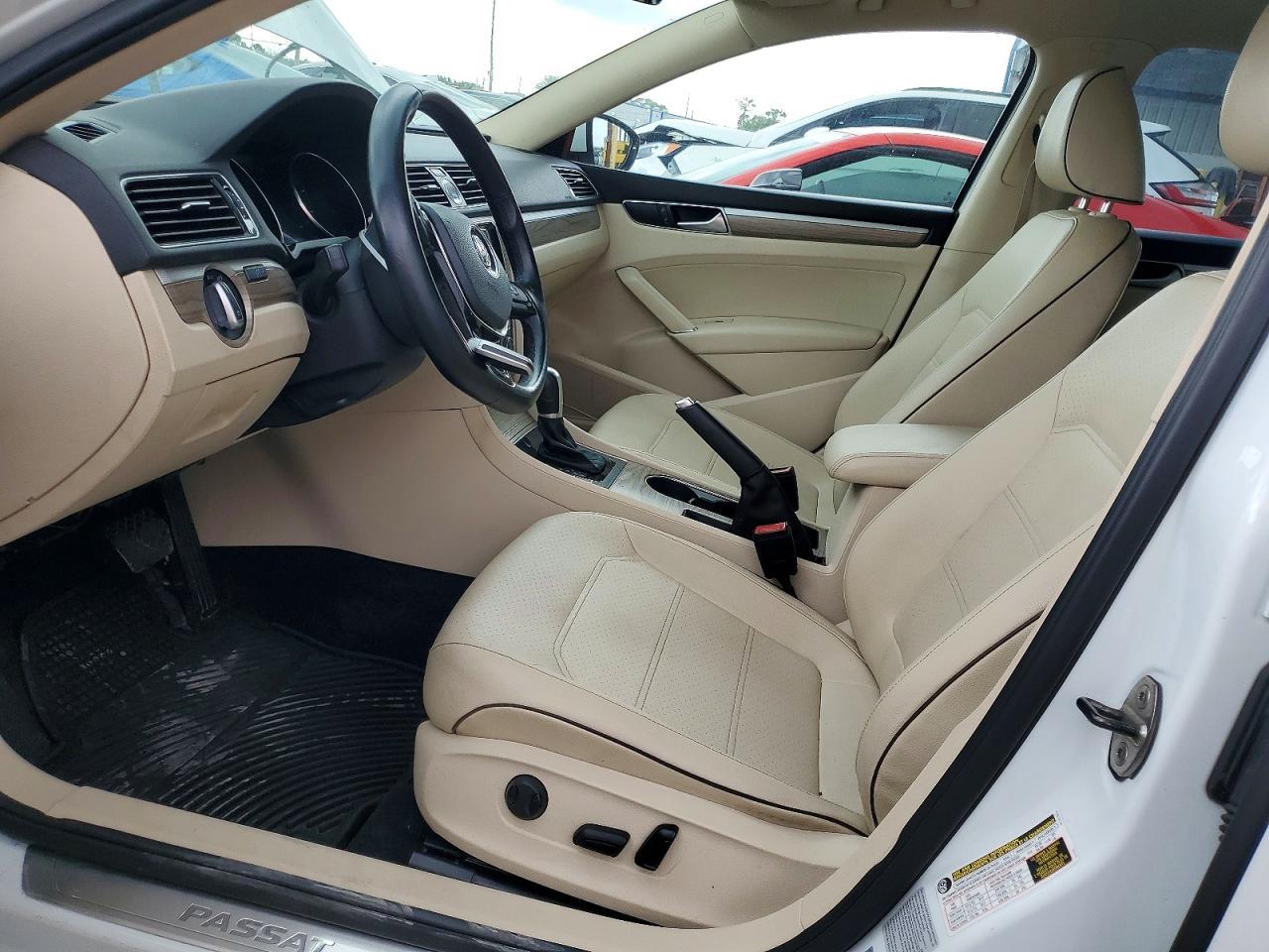 2016 VOLKSWAGEN Passat