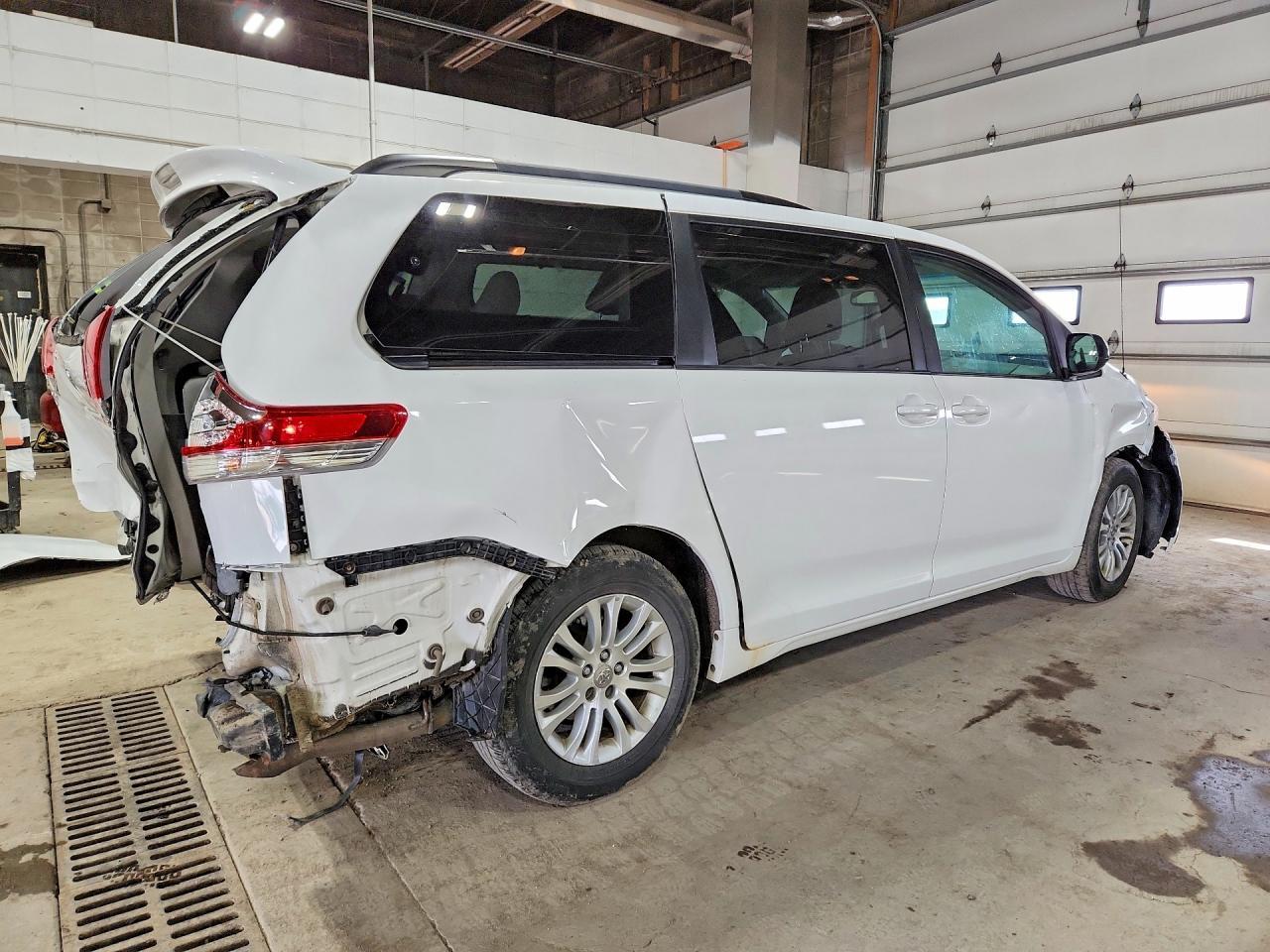 2012 TOYOTA SIENNA