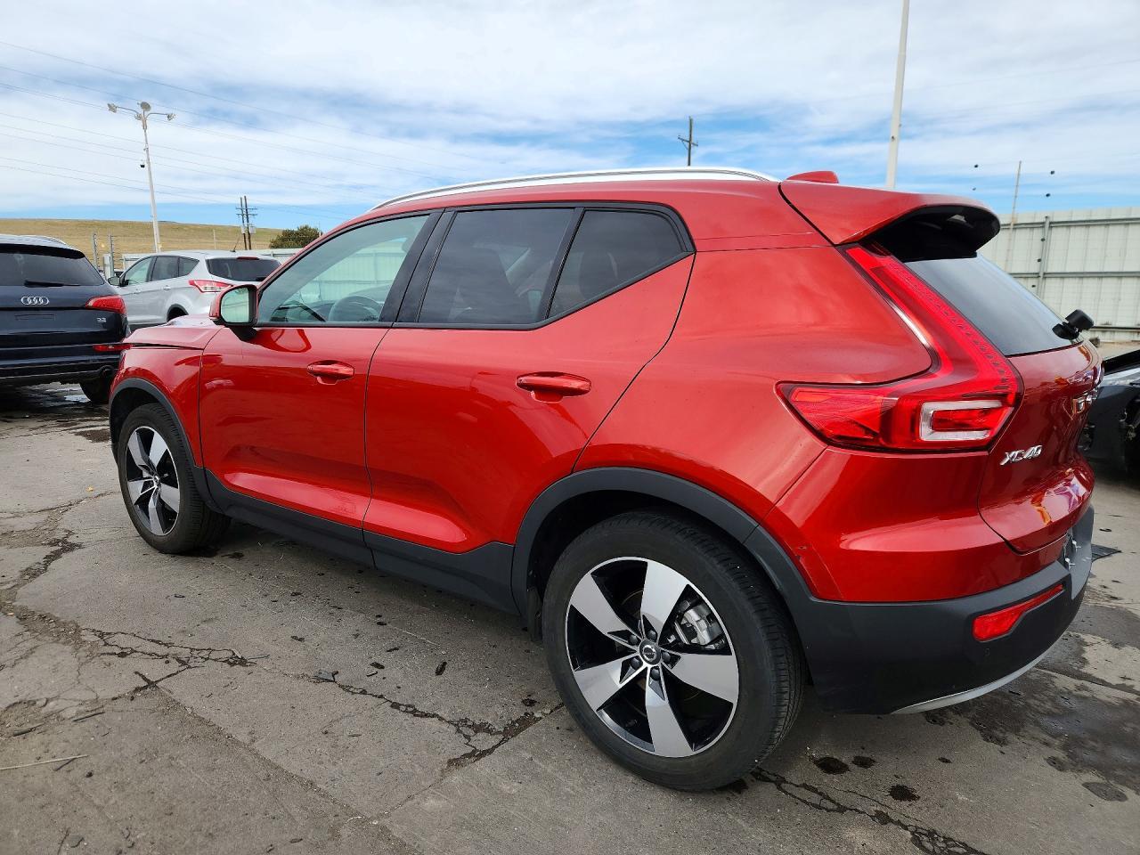 2021 VOLVO XC40