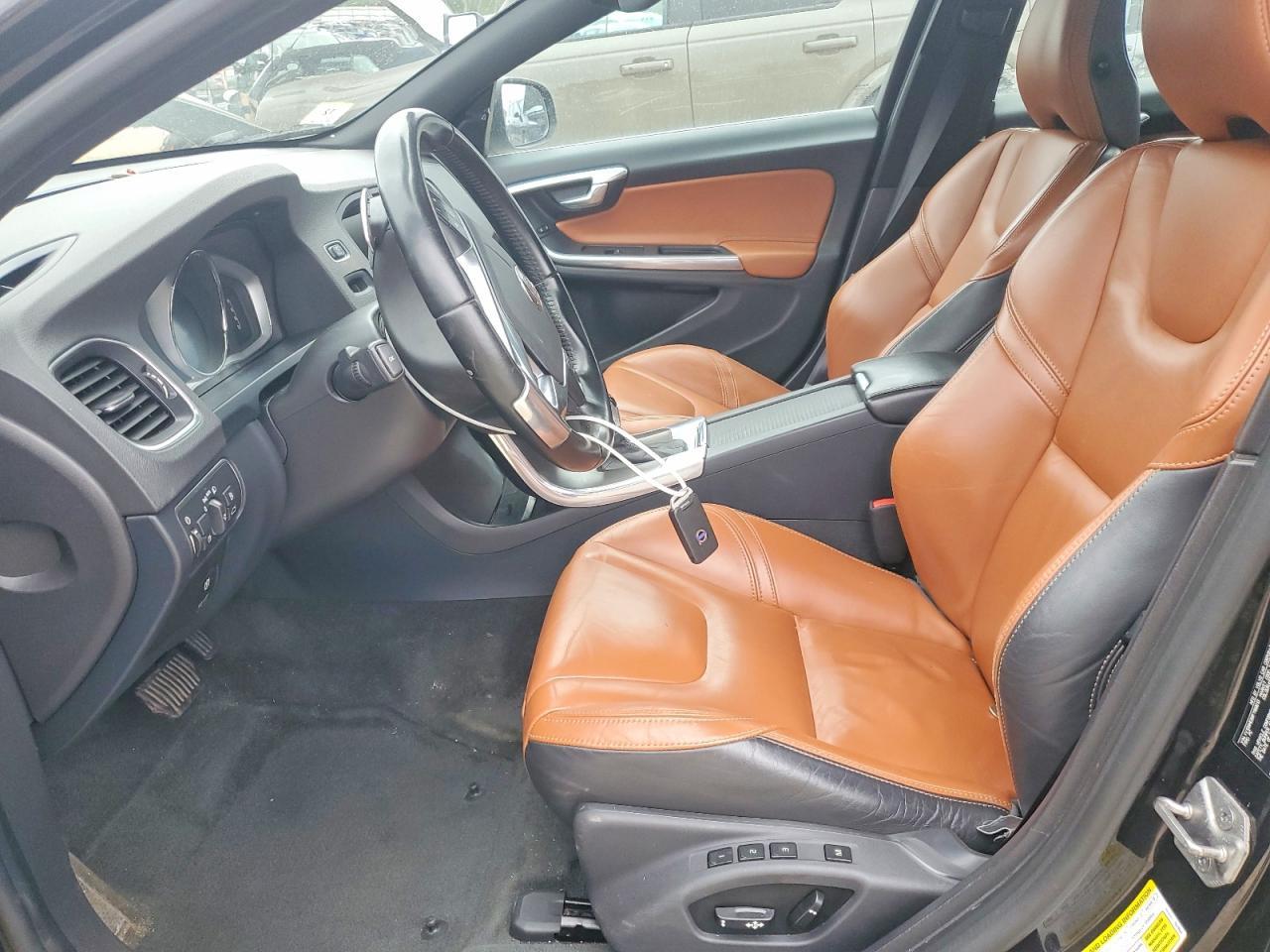 2015 VOLVO V60