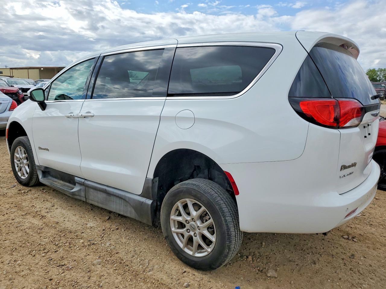2022 CHRYSLER Voyager