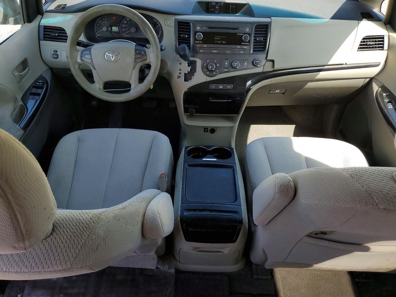 2011 TOYOTA SIENNA