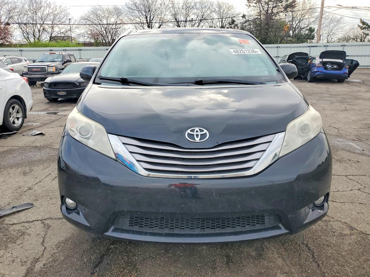 2015 TOYOTA SIENNA
