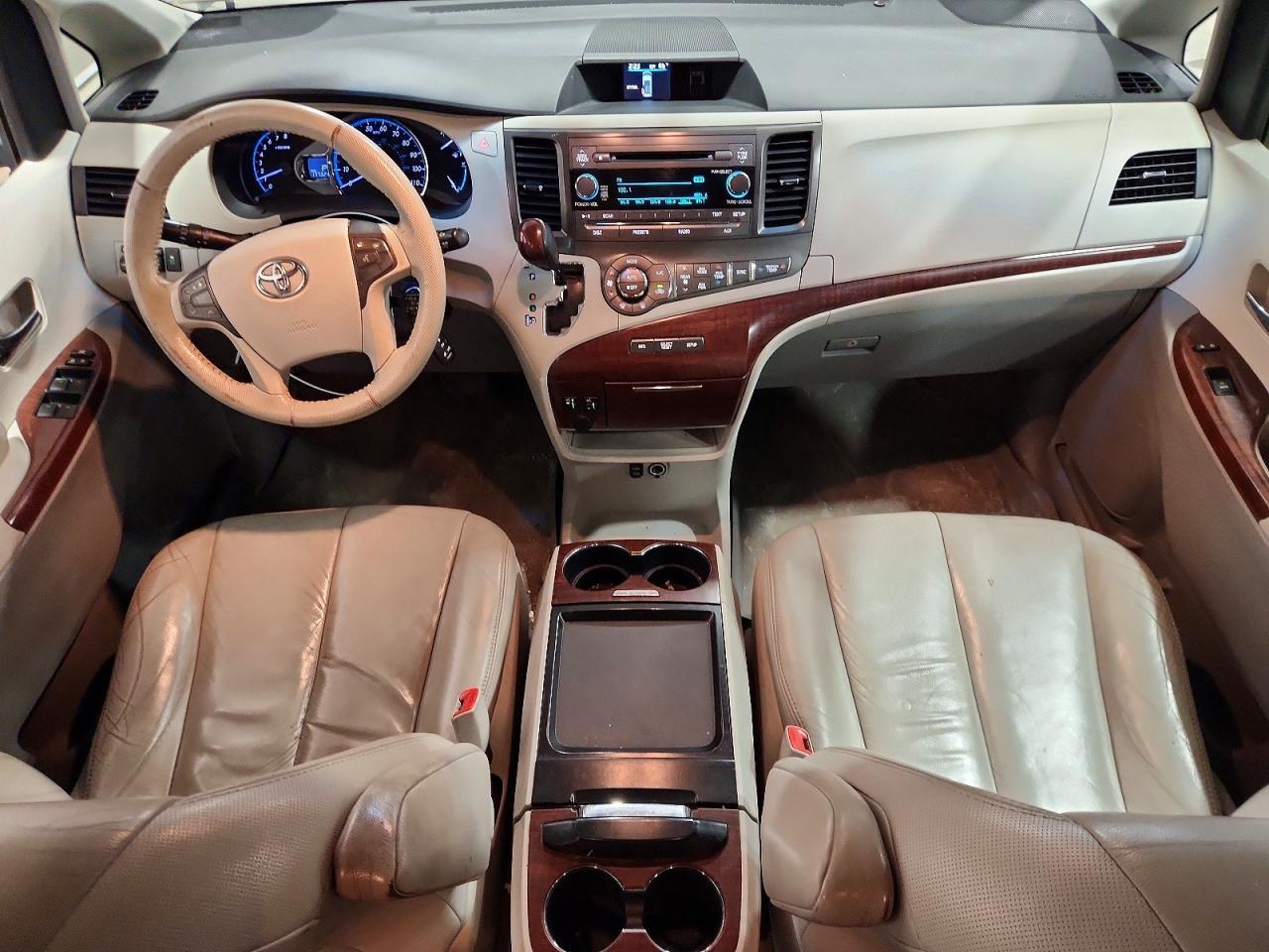 2011 TOYOTA SIENNA