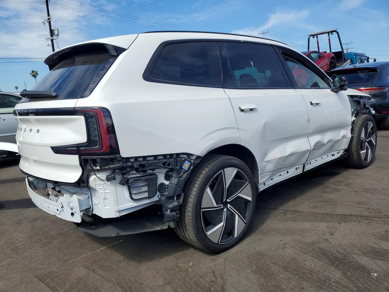 2025 VOLVO Ex90