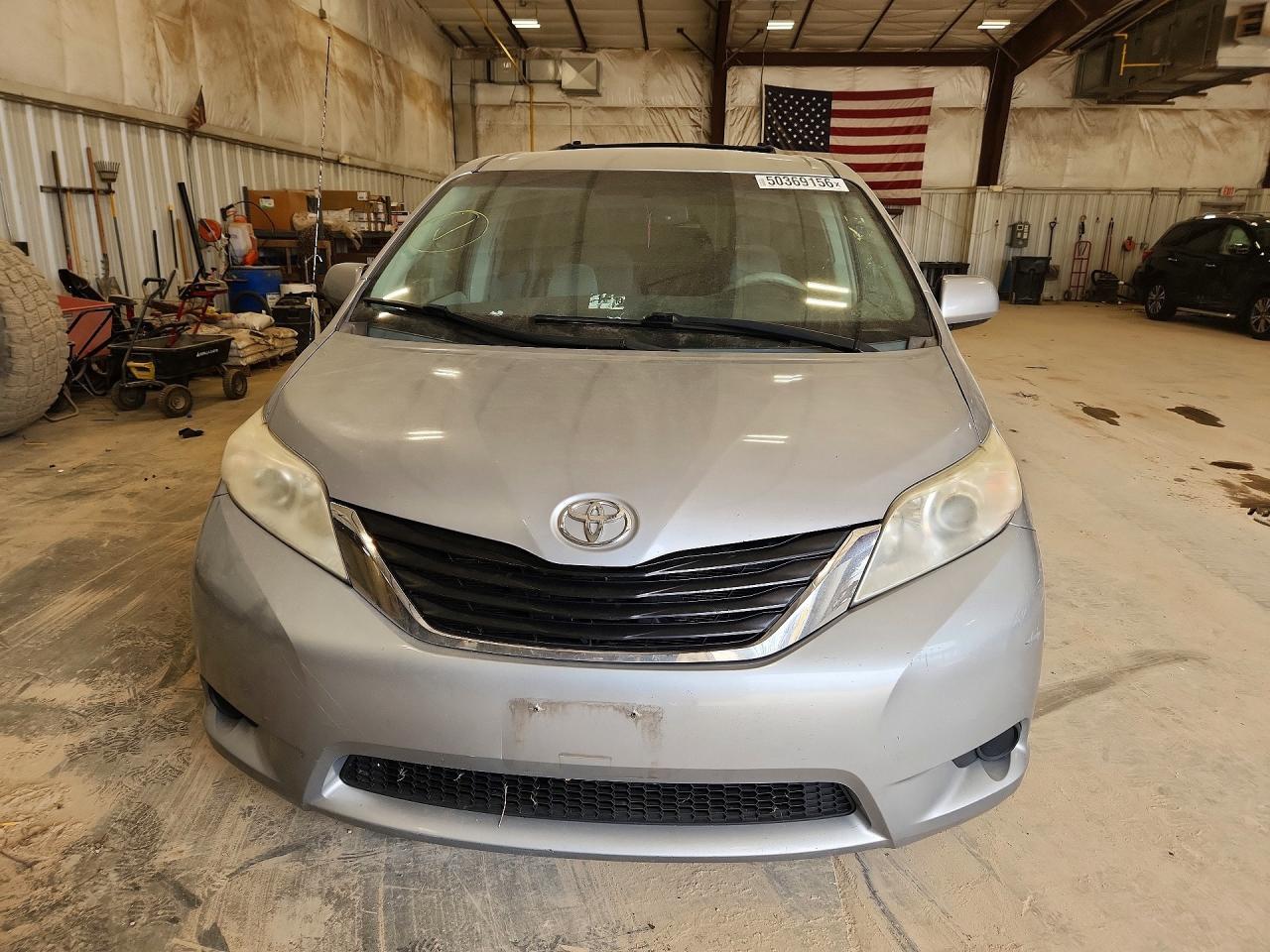 2011 TOYOTA SIENNA