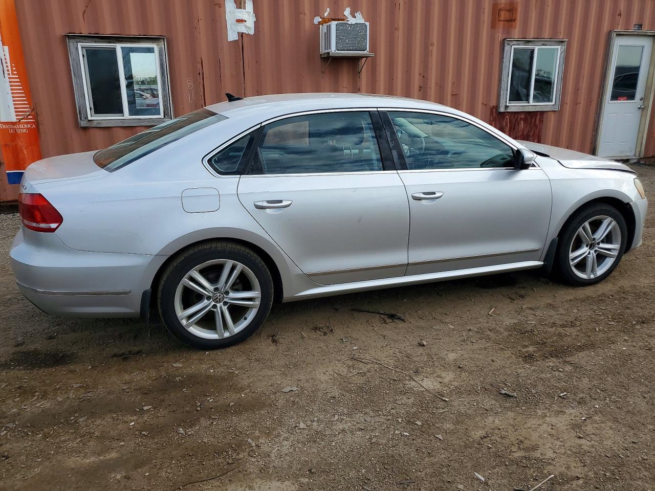 2013 VOLKSWAGEN Passat