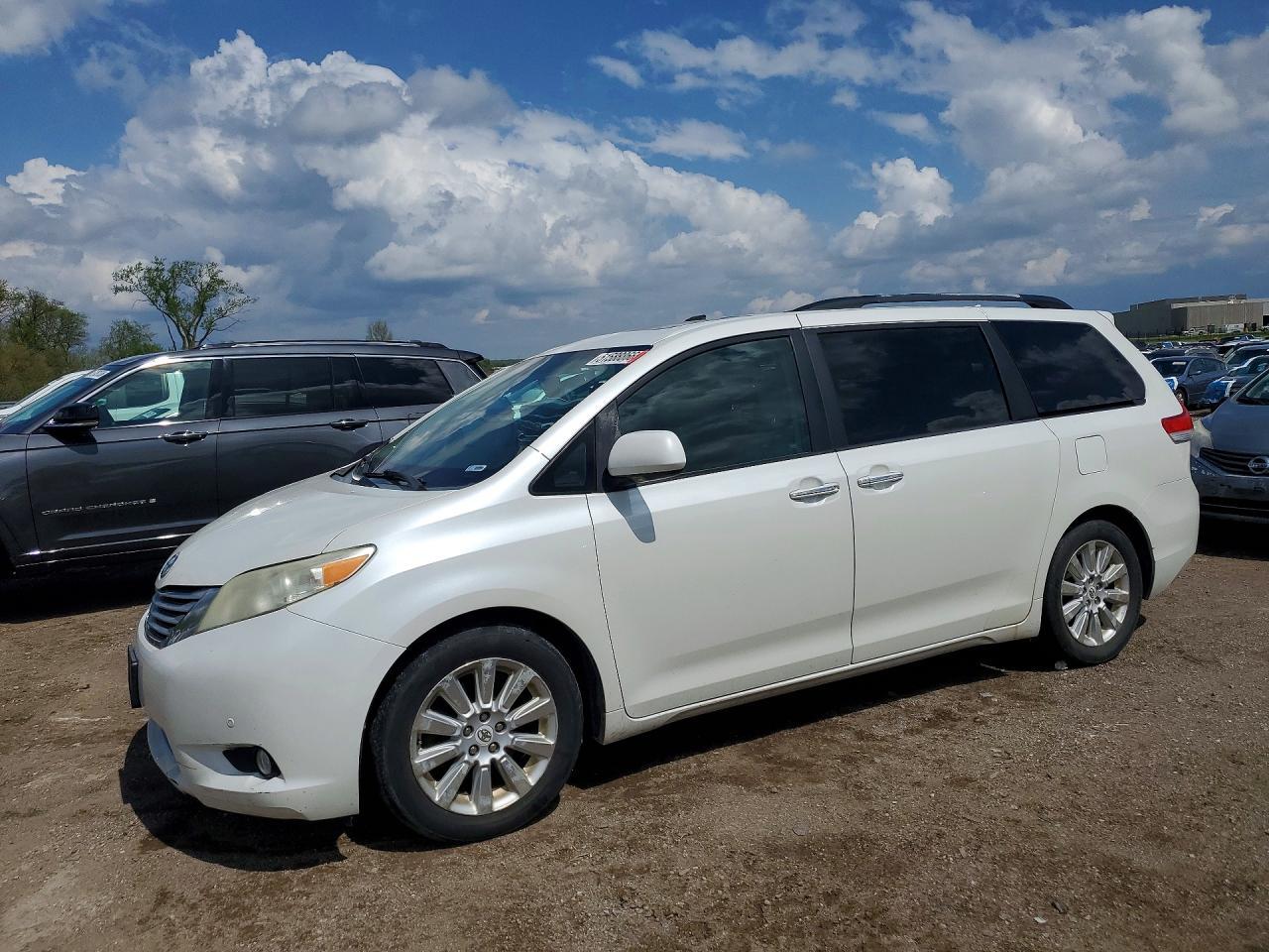 2011 TOYOTA SIENNA