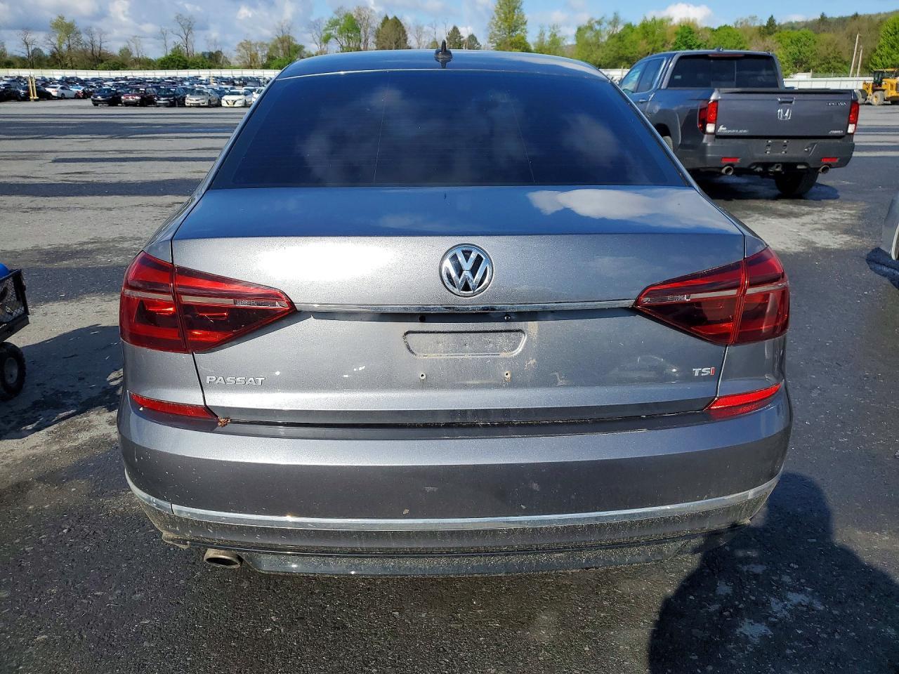 2017 VOLKSWAGEN Passat