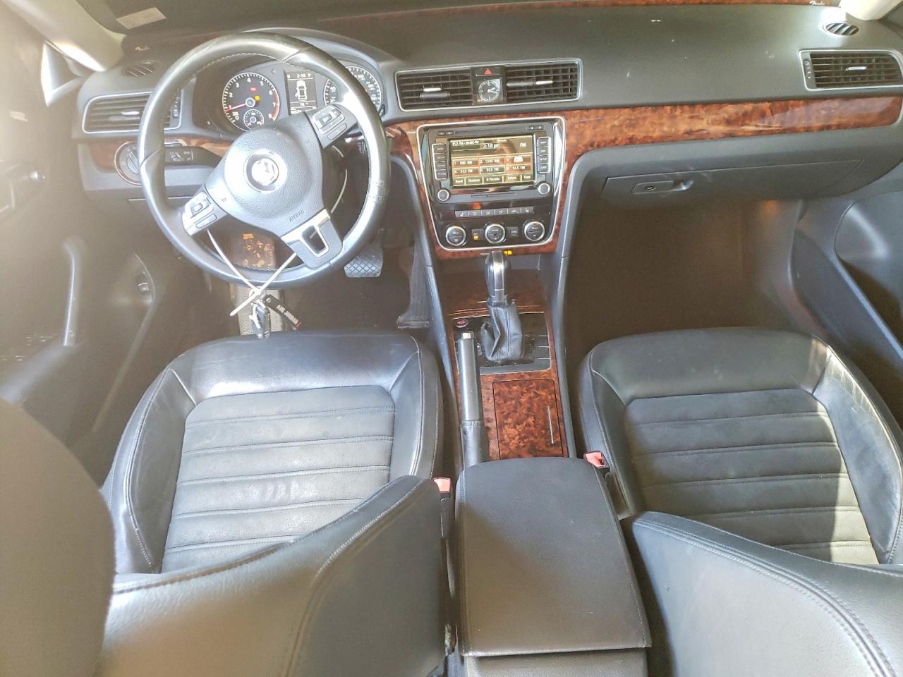 2012 VOLKSWAGEN Passat