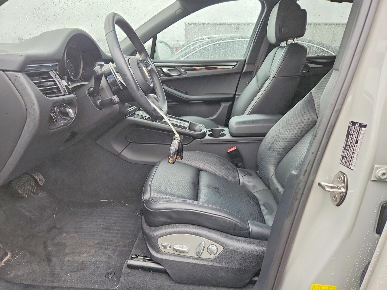2025 PORSCHE Macan