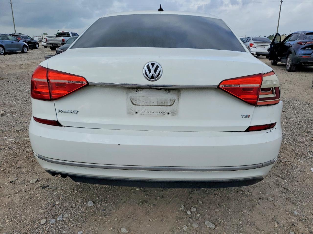 2016 VOLKSWAGEN Passat