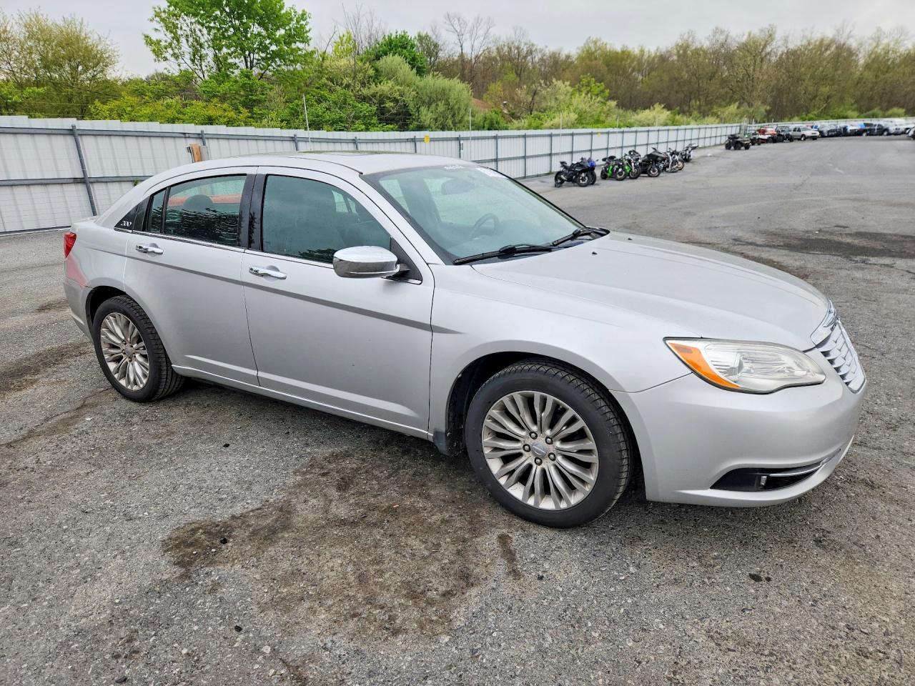 2011 CHRYSLER 200