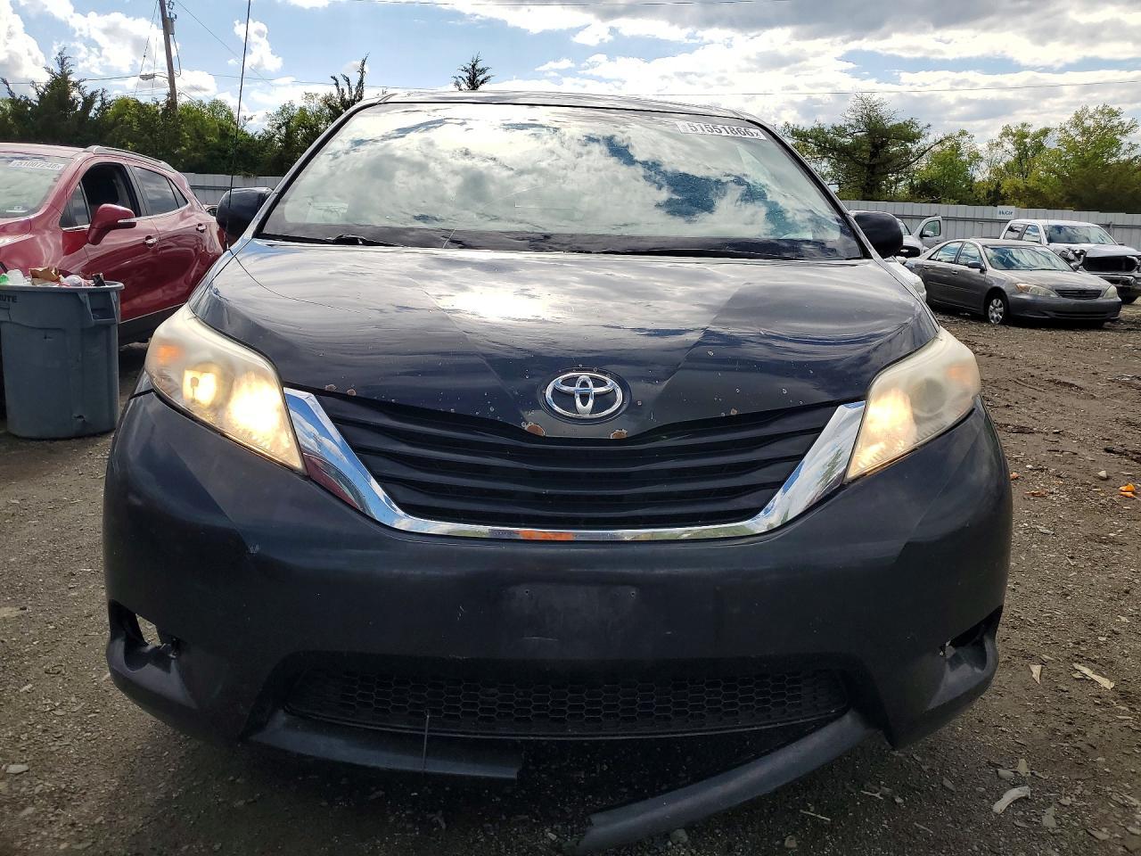 2013 TOYOTA SIENNA