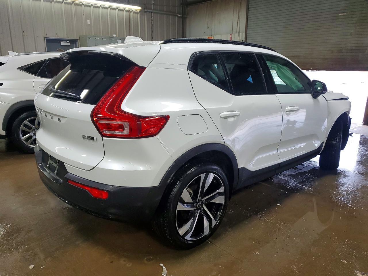 2023 VOLVO XC40
