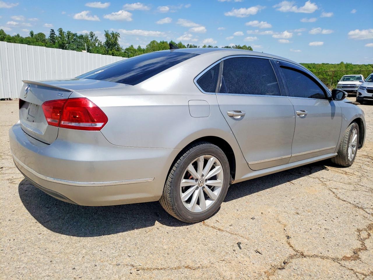 2012 VOLKSWAGEN Passat