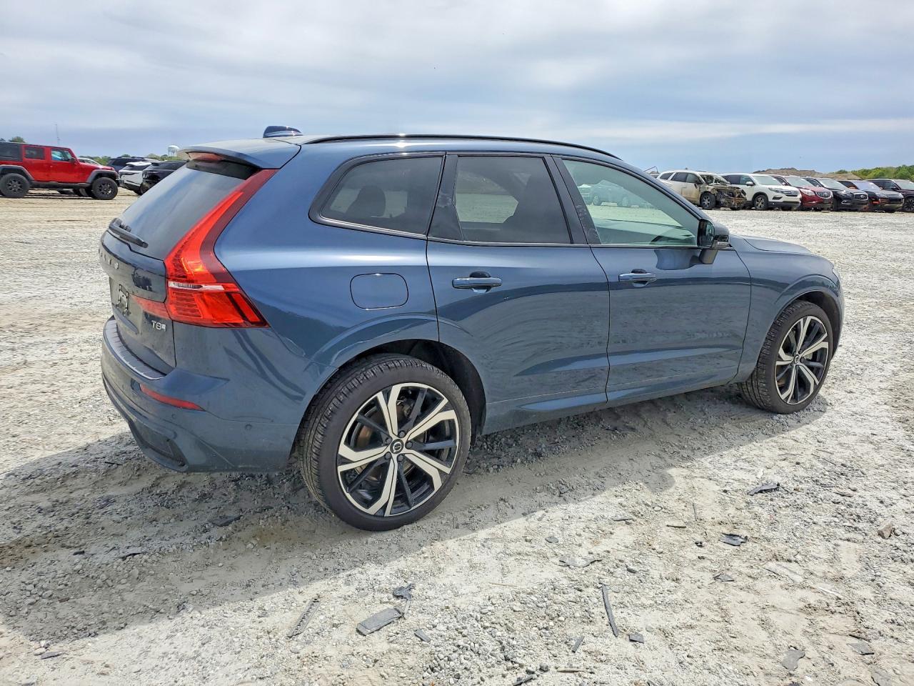 2025 VOLVO XC60
