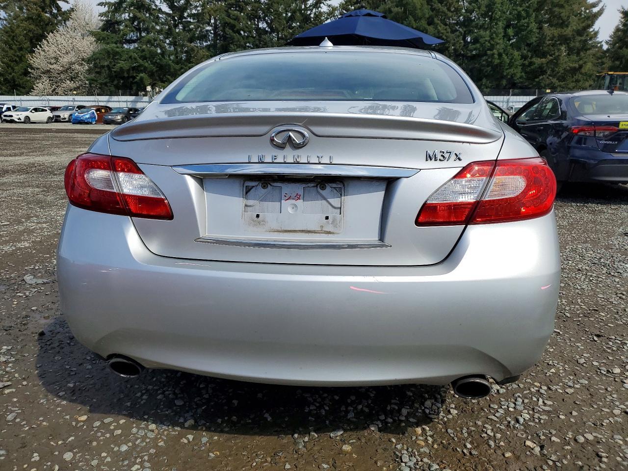 2011 INFINITI M37