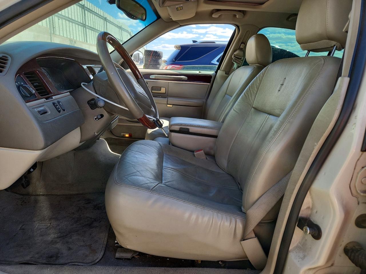 2004 LINCOLN Town Car