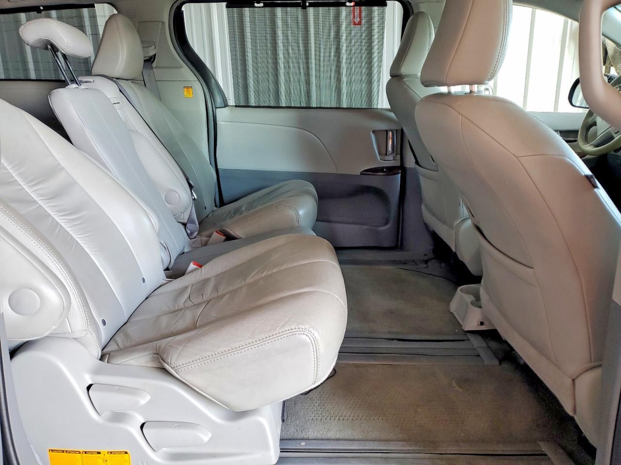 2011 TOYOTA SIENNA