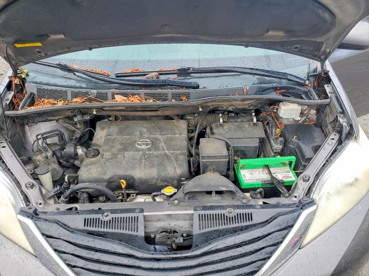 2012 TOYOTA SIENNA