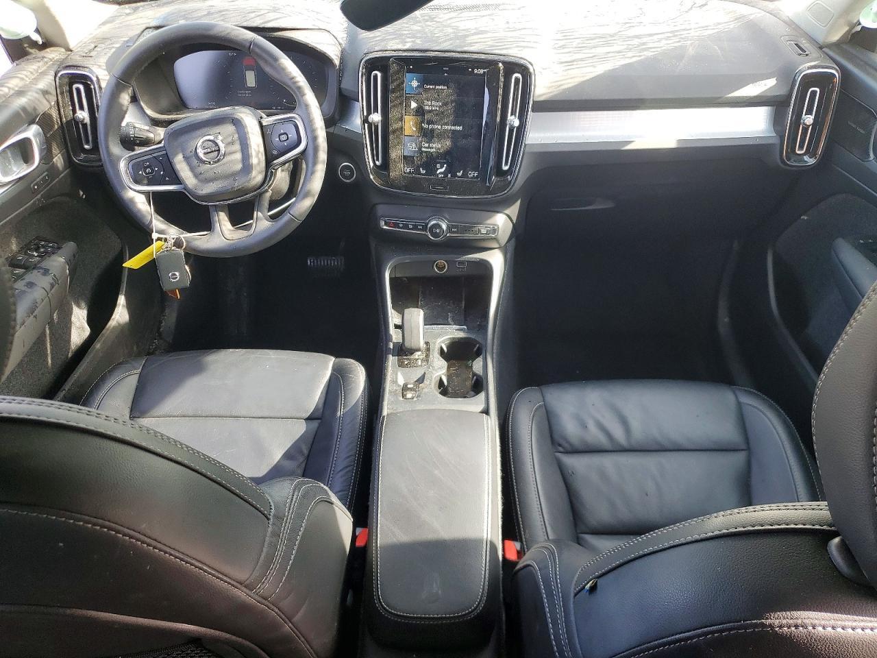 2022 VOLVO XC40