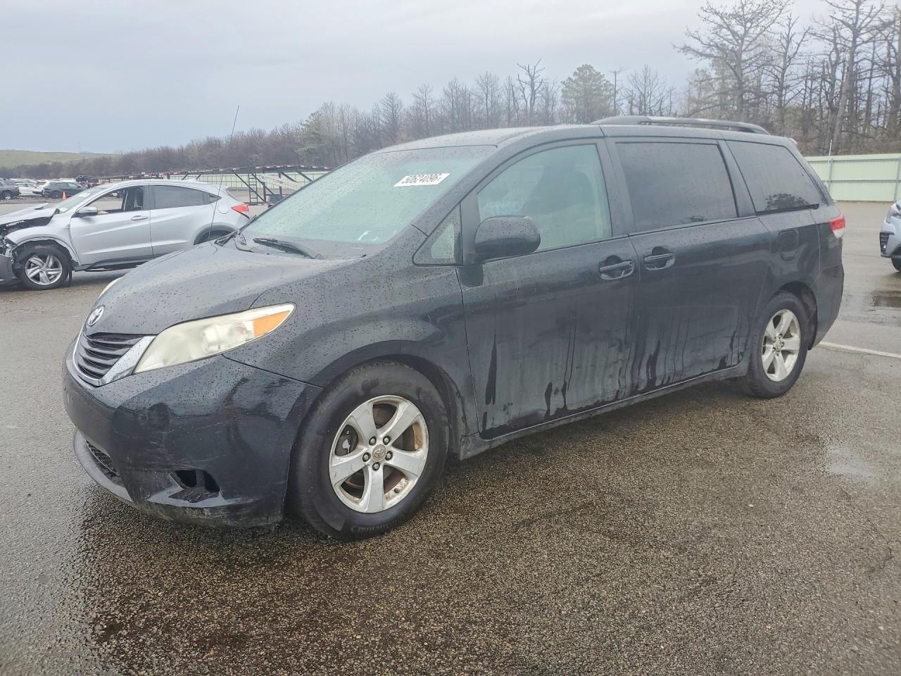 2011 TOYOTA SIENNA