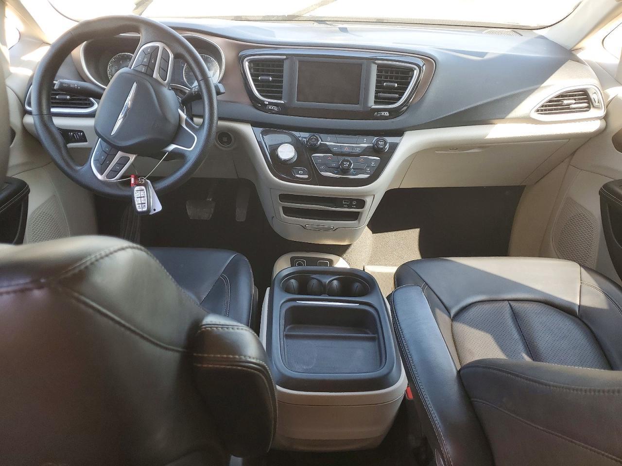 2020 CHRYSLER Voyager