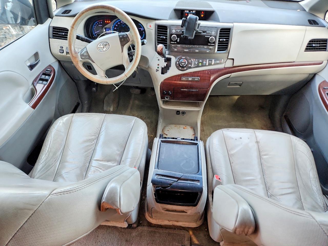 2011 TOYOTA SIENNA