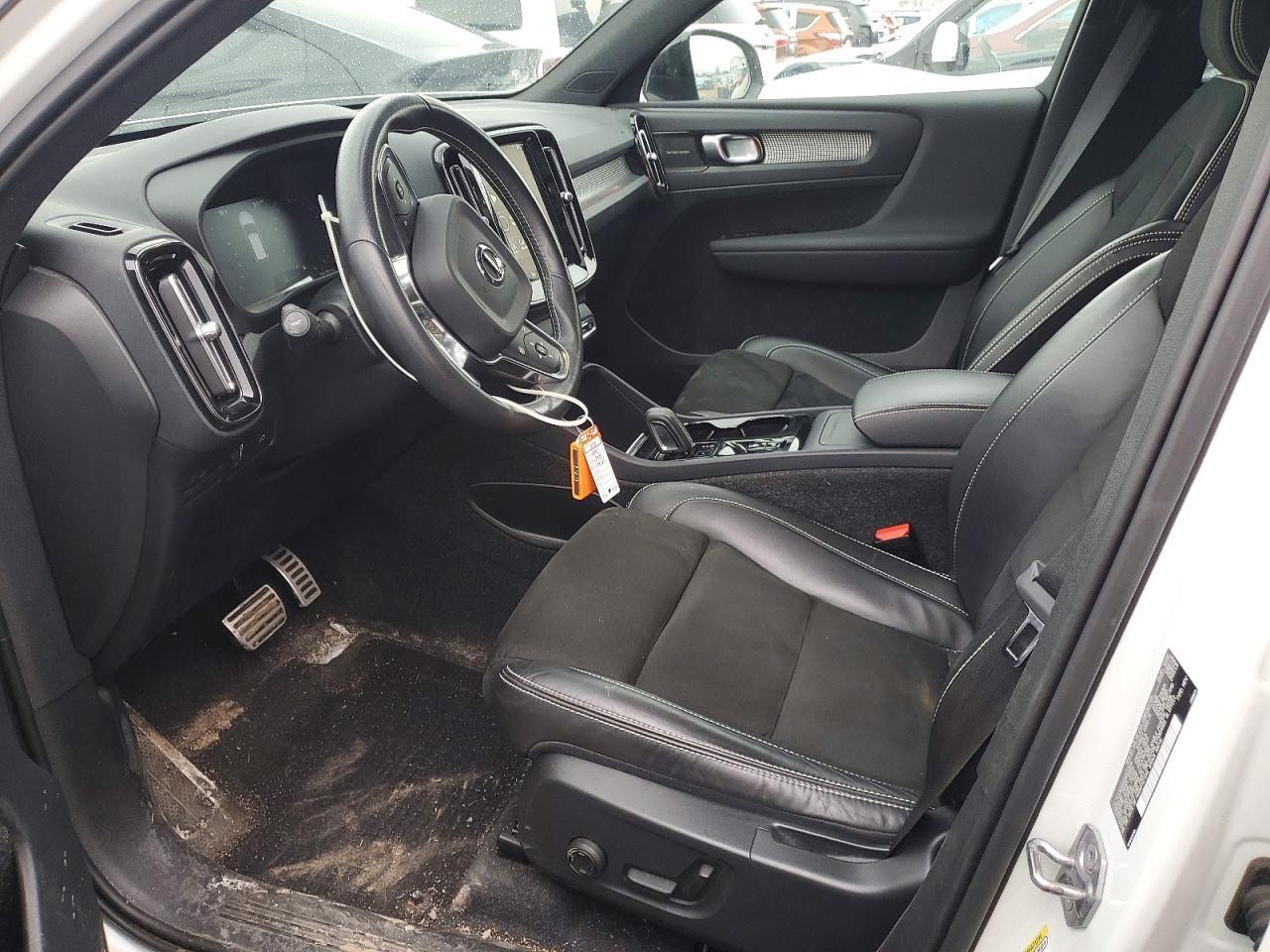 2021 VOLVO XC40
