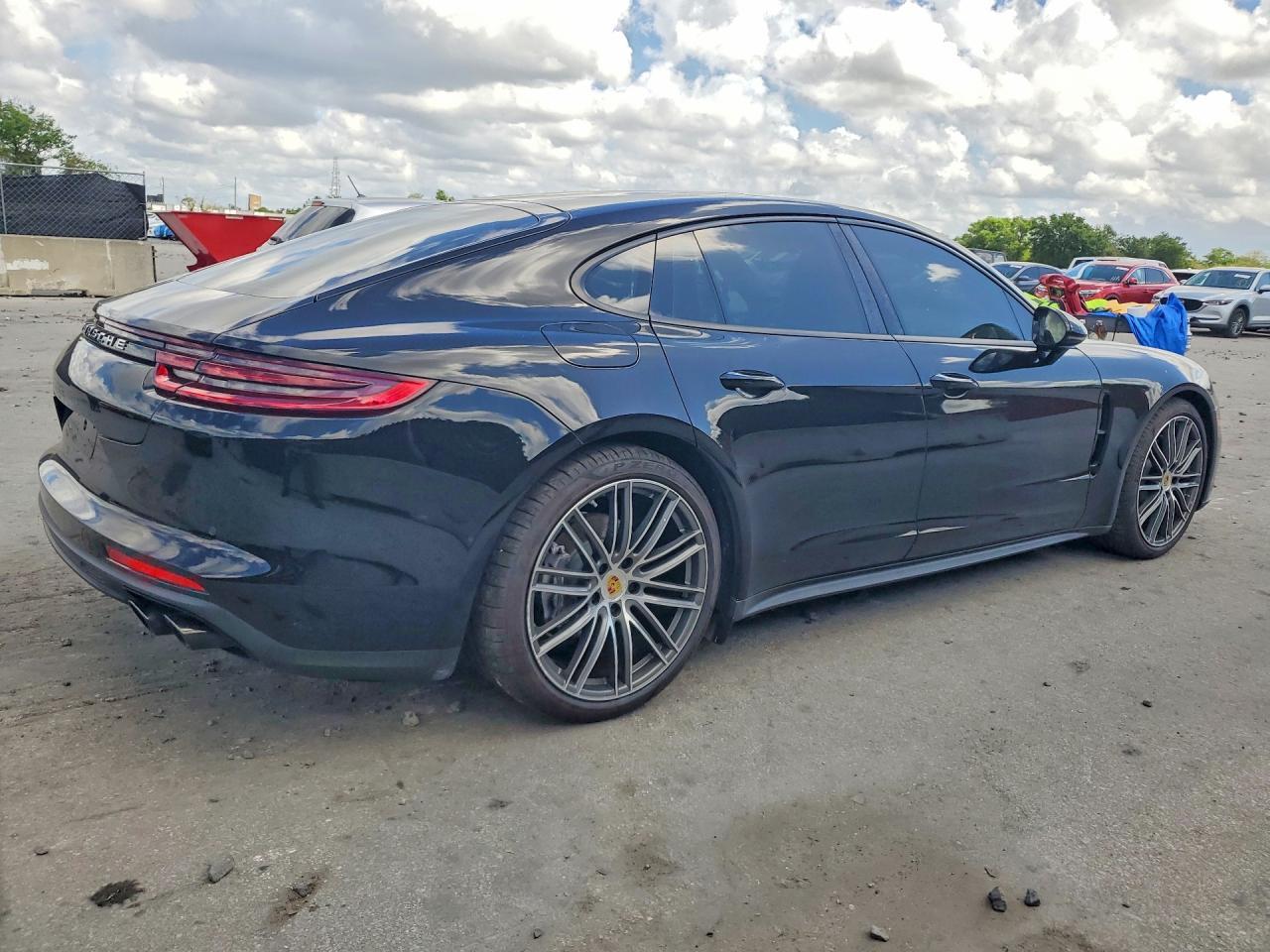 2018 PORSCHE Panamera