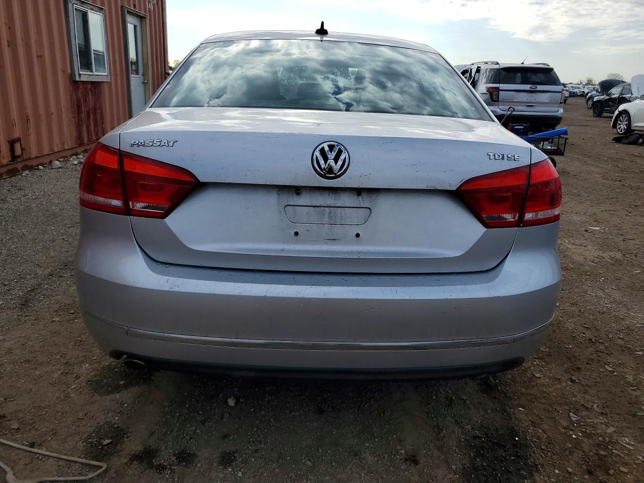 2013 VOLKSWAGEN Passat