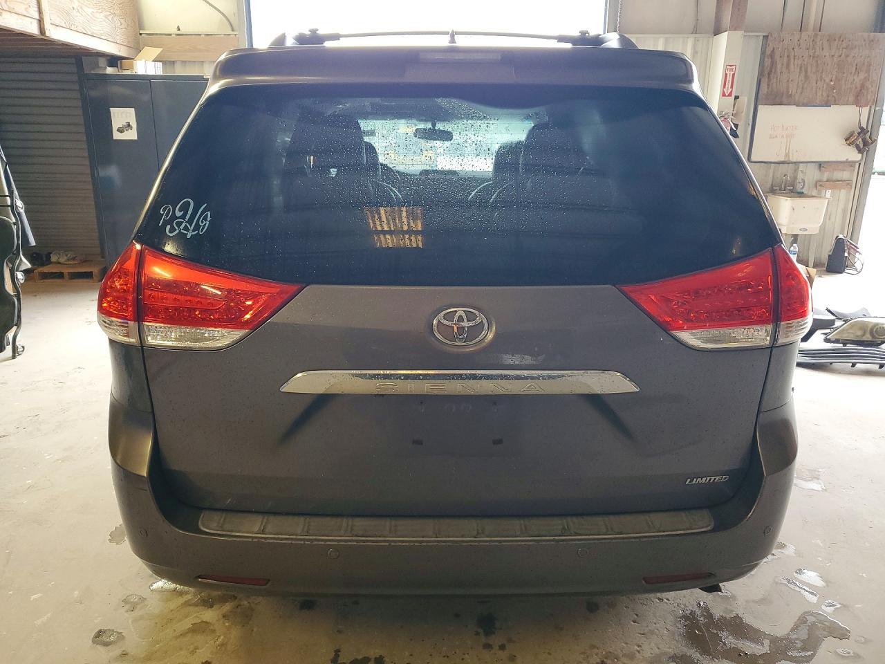 2011 TOYOTA SIENNA