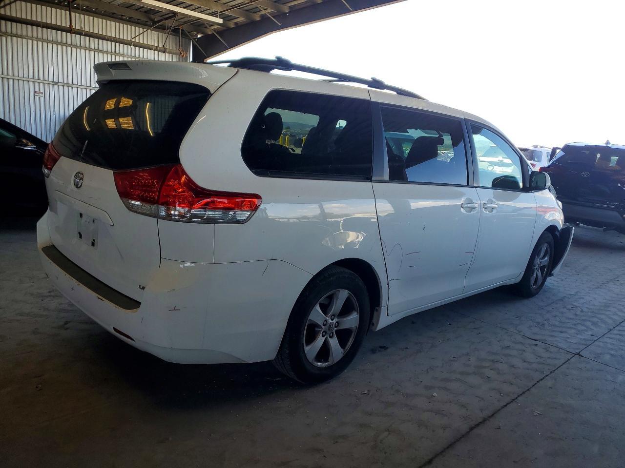2013 TOYOTA SIENNA