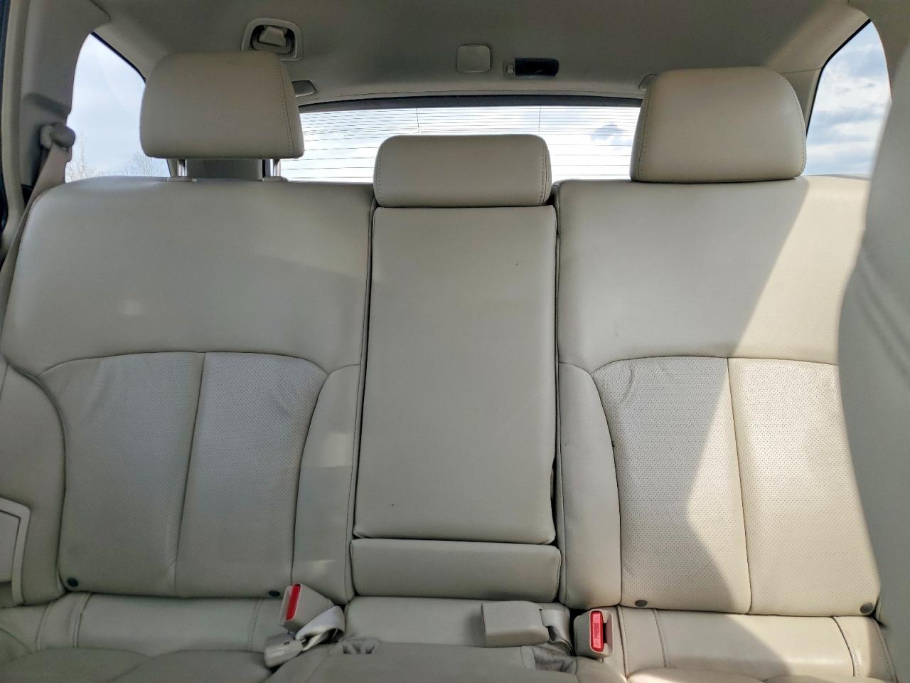 2011 SUBARU Outback