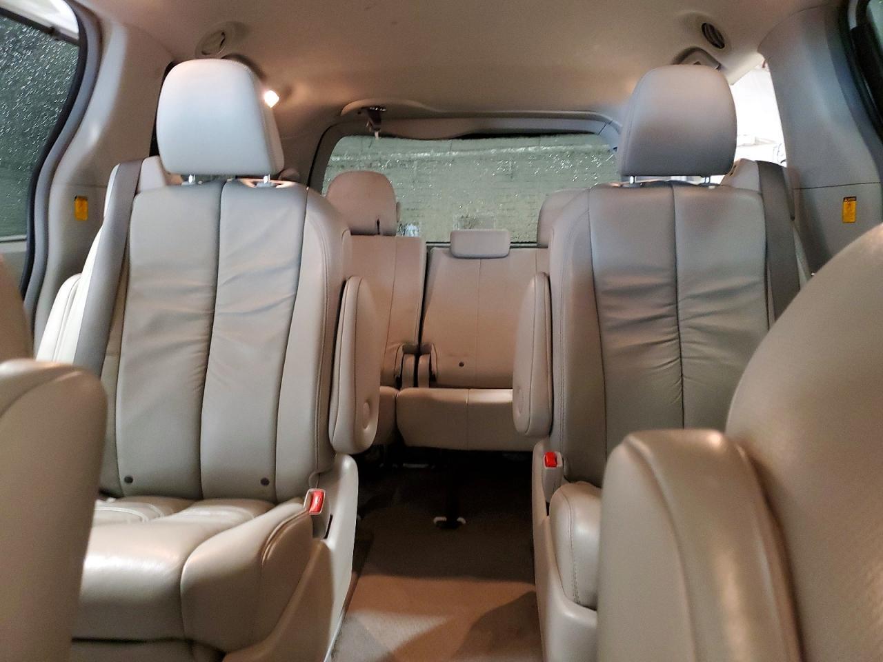 2011 TOYOTA SIENNA