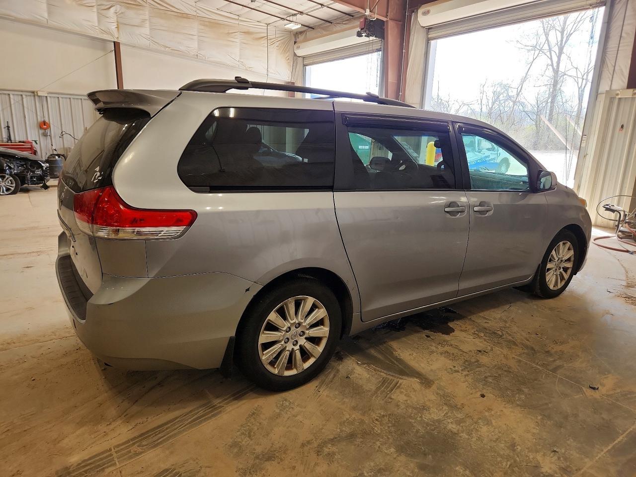 2011 TOYOTA SIENNA