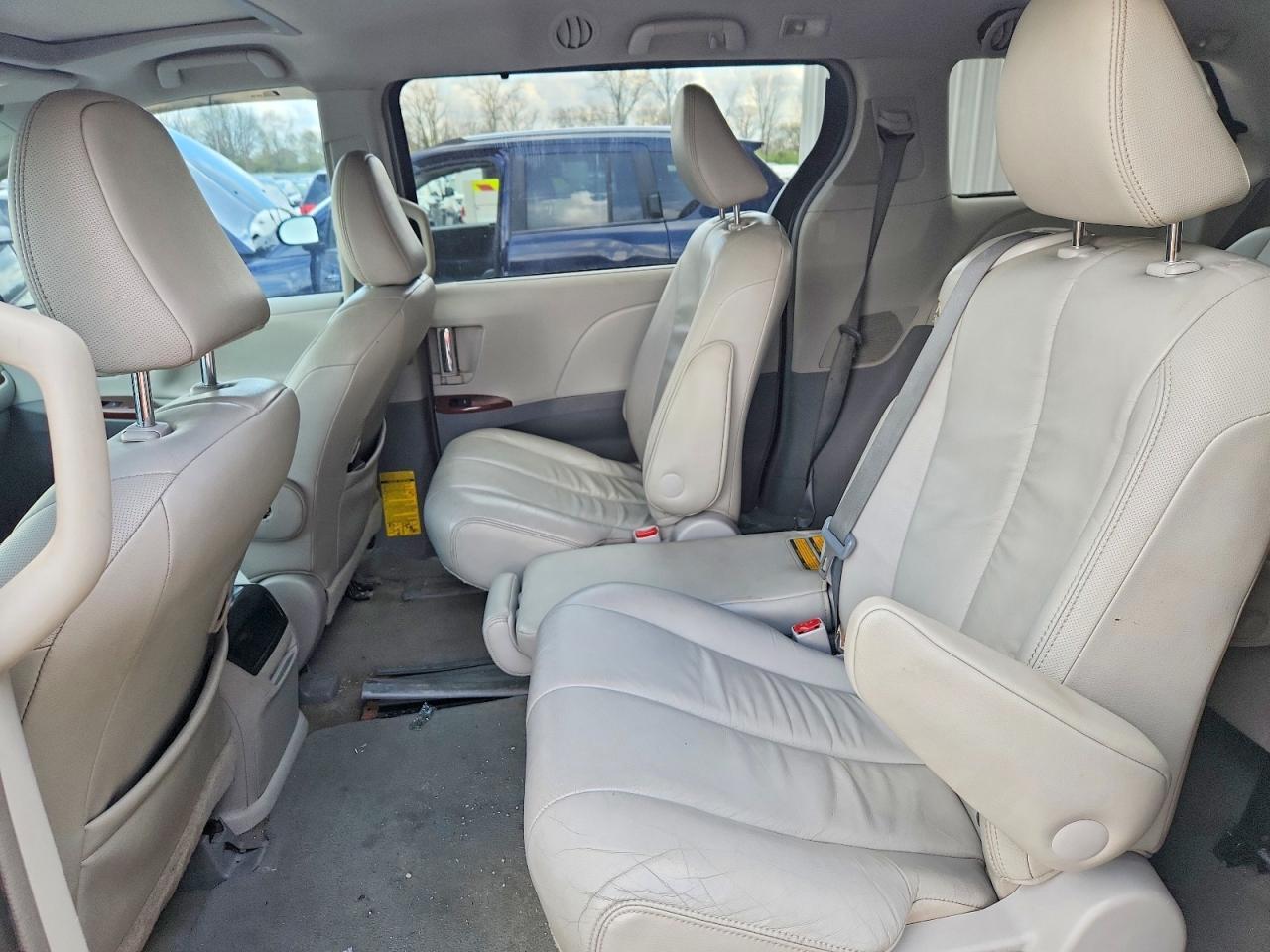 2012 TOYOTA SIENNA
