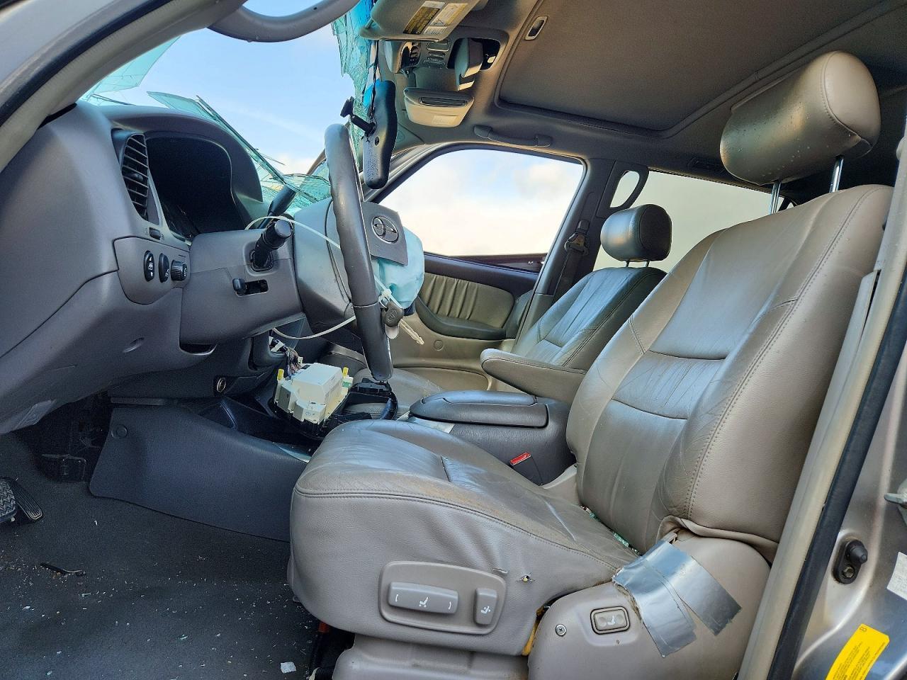 2004 TOYOTA Sequoia