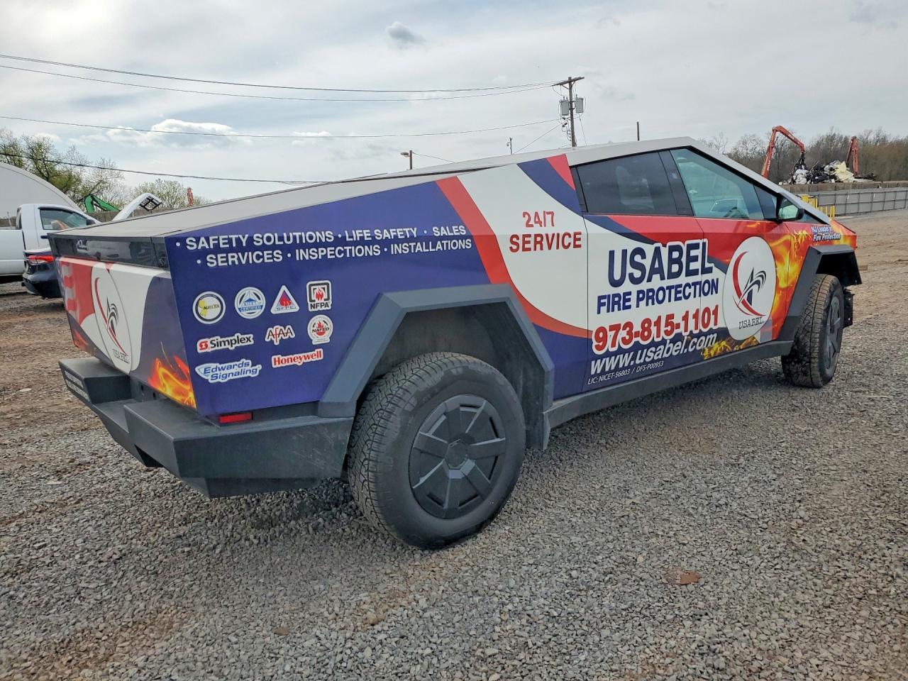 2024 TESLA Cybertruck